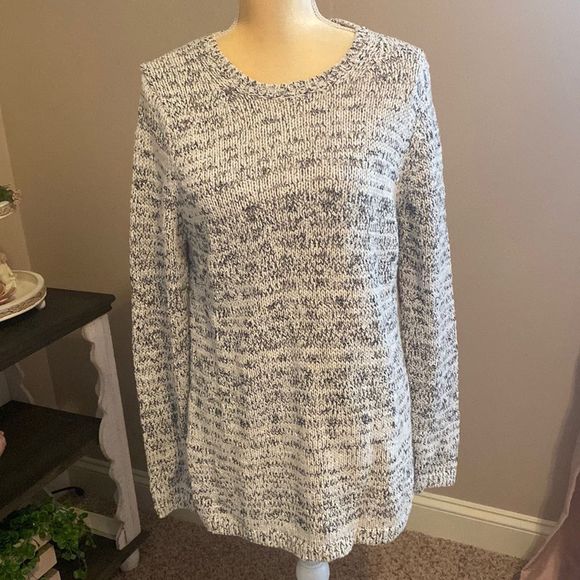 Ann Taylor Sweaters - EUC Ann Taylor Wool Blend Sweater(size Large)